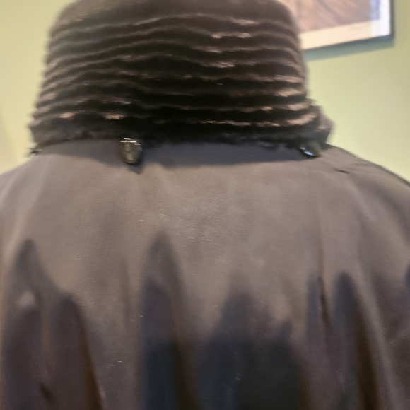 Gallery Woman Black Faux Fur Lined Coat - Picture 5 of 7